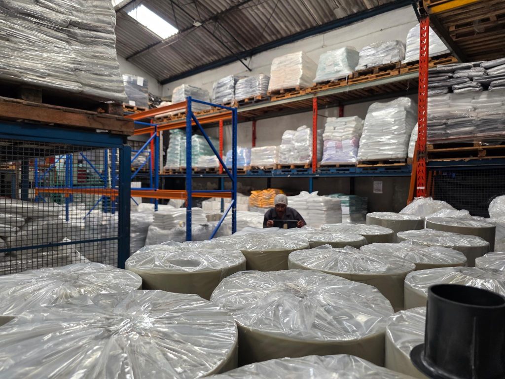 A jornada da embalagem plástica: da fábrica de embalagem até o consumidor final